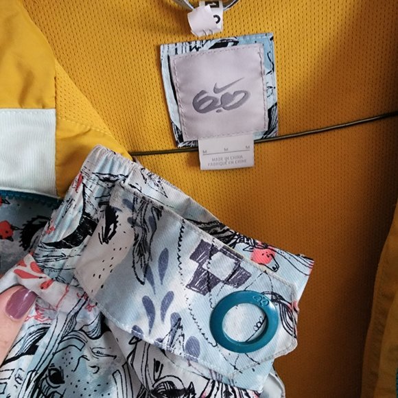 Women's Nike 6.0 Snowboarding Jacket - Used/Good Condition with Lots of Pockets - Picture 3 of 4